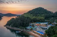 Geoje Island Jangmok Hawaii Pension (Caravan) - Pet Friendly