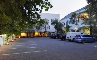 Hotel Transit Pasuruan - parking