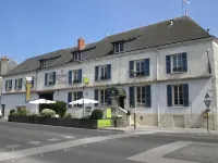 Logis Hostellerie du Cheval Blanc Hotels in Nouatre