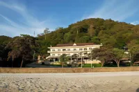 The Beach House Hotel a 