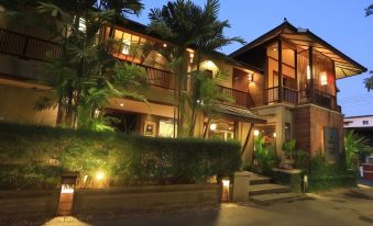 Baan Lapoon Hotel