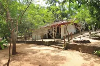 The Waves Beach Chalets Hotel dekat Sri Pancha Thuparamaya