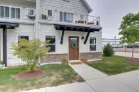 Riverfront Sheboygan Townhome w/ Grill! فنادق في Sheboygan Falls