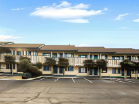 スコティッシュ フェアウェイ イン デル・モンティ・ビーチ周辺のホテル