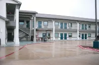 Days Inn & Suites by Wyndham Gonzales TX - Parking
