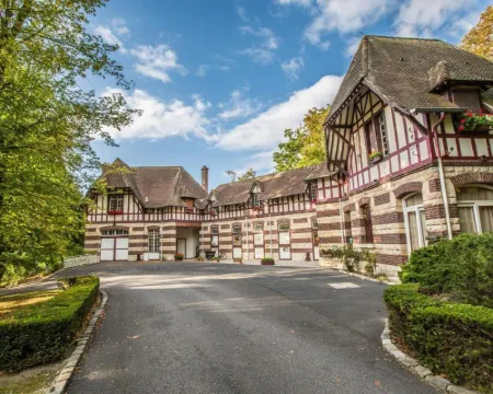 Le Château de la Tour Hotels in Oise