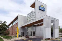 Days Inn & Suites by Wyndham Milwaukee Hôtels à proximité de l'Aéroport international General Mitchell de Milwaukee
