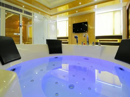 The Gold Regency - 02 Mins from New Delhi Railway Station Отели рядом с достопримечательностью «Фатехпур-Масджид»