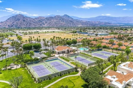 Desert Breezes Resort Отели в г. Палм-Дезерт