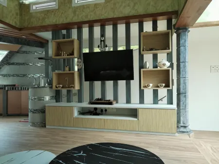 Rocky Farm Отели рядом с достопримечательностью «Big Coral Cave ,Gunung Karang Besar»