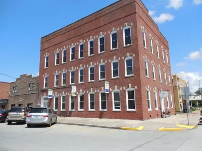 Come stay in the historic downtown district of Metropolis, IL. Home of Superman Hotels in der Nähe von Superman Statue