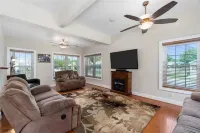 2 mins away from the beach.