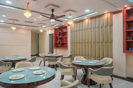 Relax Suites Отели рядом с достопримечательностью «Radha Krishan Park»