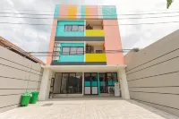 Sans Hotel Clover Ace Surabaya by RedDoorz Hotels in Sambikerep Subdistrict