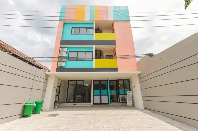 Sans Hotel Clover Ace Surabaya by RedDoorz Hotel di Sambikerep Subdistrict