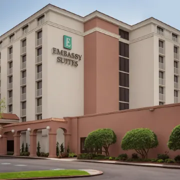 Embassy Suites by Hilton Baton Rouge Отели рядом с достопримечательностью «Брекс Блубоннет Суомп Нейчер Сентер»