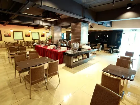 Symphony Suites Hotel Отели рядом с достопримечательностью «Big Coral Cave ,Gunung Karang Besar»