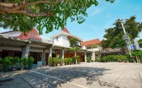 Maharani Guest House Hotels in Mantrijeron