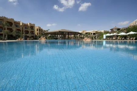 Swiss Inn Pyramids Golf Resort Отели рядом с достопримечательностью «Миср Юниверсити фор Сайенс & Текнолоджи»