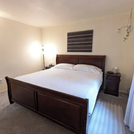 Centrally Located 2Br: Mins to Airport, Full Kitchen, WiFi & on-Site Laundry.