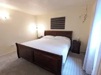 Centrally Located 2Br: Mins to Airport, Full Kitchen, WiFi & on-Site Laundry. - Condos