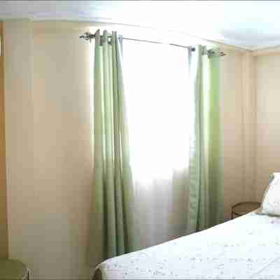 Hilltop Manor - Charming 2-bedroom Flat with AC, WiFi Rooms