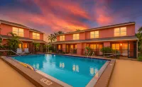 A Tropical Paradise, 2-bedroom townhouse with AC, WiFi, & pool in Ft. Myers