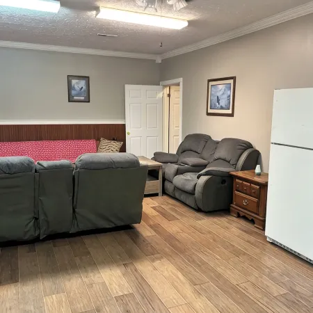 Spacious 3 bedroom apartment 3 miles from Wolf Creek Dam. Pet friendly!