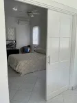 Delightful garden cottage, realistically priced, near to Gibbs / Mullins beaches - homestay