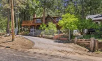 Central Heat & Air, WiFi, Wall Mural and Fully Fenced Minutes from Downtown