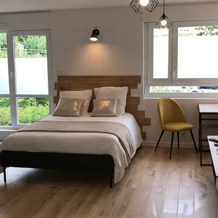 Studio 35 m2 Refait à Neuf Hotels in Fougeres