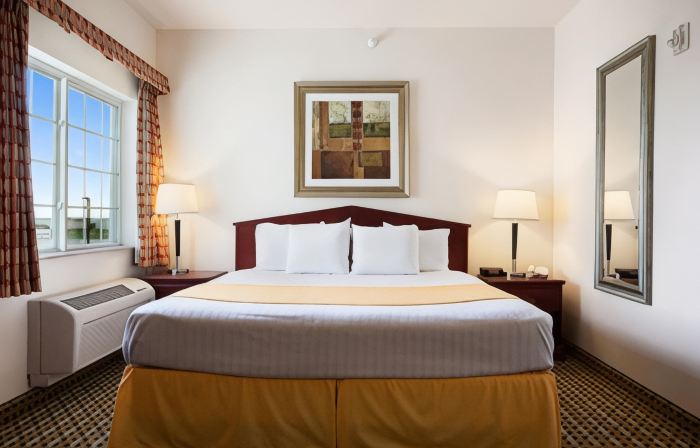 Days Inn & Suites by Wyndham Columbus NE