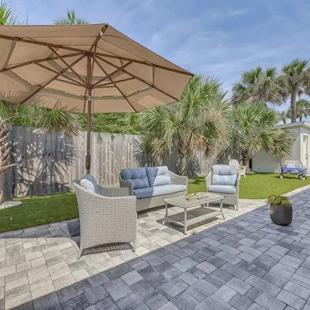 Blue Seahorse Beach cottage, Private backyard, free parking, steps from the sand