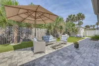 Blue Seahorse Beach cottage, Private backyard, free parking, steps from the sand