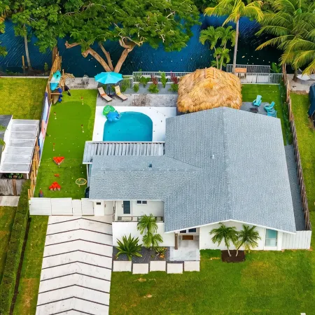 Family Retreat Sleeps 11, Heated Pool, Mini Golf, Kayak Experience, Waterfront