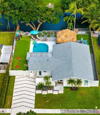 Family Retreat Sleeps 11, Heated Pool, Mini Golf, Kayak Experience, Waterfront