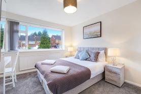 High Wycombe Home + Free Parking + WiFi & Garden!