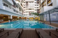 Staycation near IT Park with Sauna, Gym & Pool - สระว่ายน้ำส่วนตัว