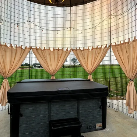 The Eby Farm /Newly Renovated, Modern, Peaceful 5 Bedroom & 5 Bath / Hot Tub