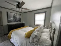 Modern 1 bedroom Guest House with sweeping views of the Redbank Creek and Valley - Homestays