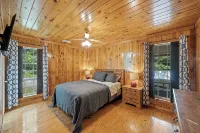 Charming 3-bedroom Tennessee River cabin with WiFi, AC & dock near Savannah, TN