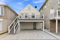 Stylish Seaside Home with Parking Beach Passes and 5-Minute Walk to the Beach - Apartments