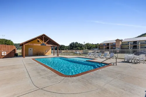 On River Time...Cozy 3-br 2-ba condo in gated complex, pool, direct river access - Butik