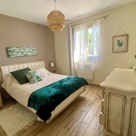 Quiet house with enclosed garden and terrace 5 minutes from the beach! Отели в г. Вентизери