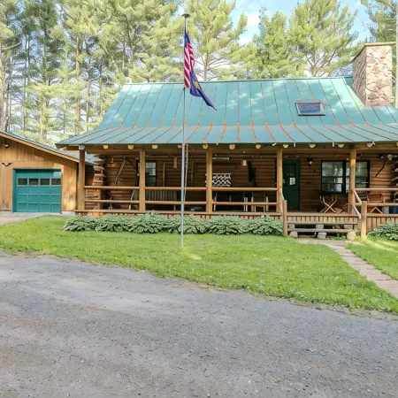 Cozy 3-bedroom cabin with WiFi and AC in tranquil Greenwood