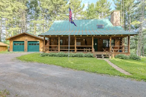 Cozy 3-bedroom cabin with WiFi and AC in tranquil Greenwood