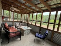 Southern Charm Sardis cabin 2-bedrooms with A/C, WiFi, and satellite TV - Chalets