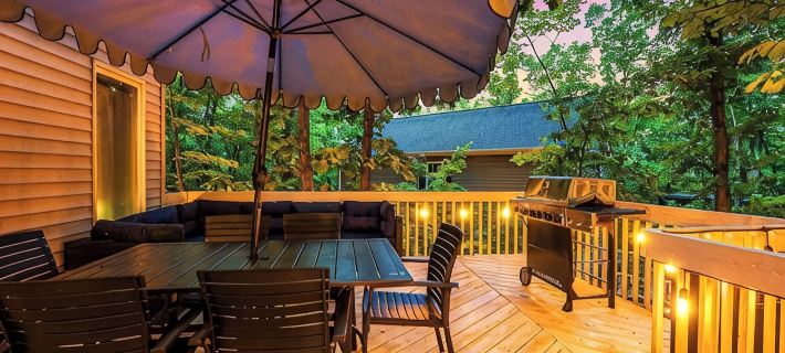 7BR Mega Mountain Lodge! Golf Simulator, Speakeasy Hotels in Massanutten