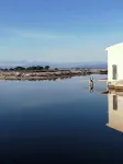 House on the edge of a marine pond close to the beach - 무료 와이파이