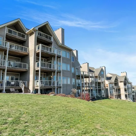 Cozy dog- friendly condo that sleeps 6 -with pools and VIEWS, minutes to slopes